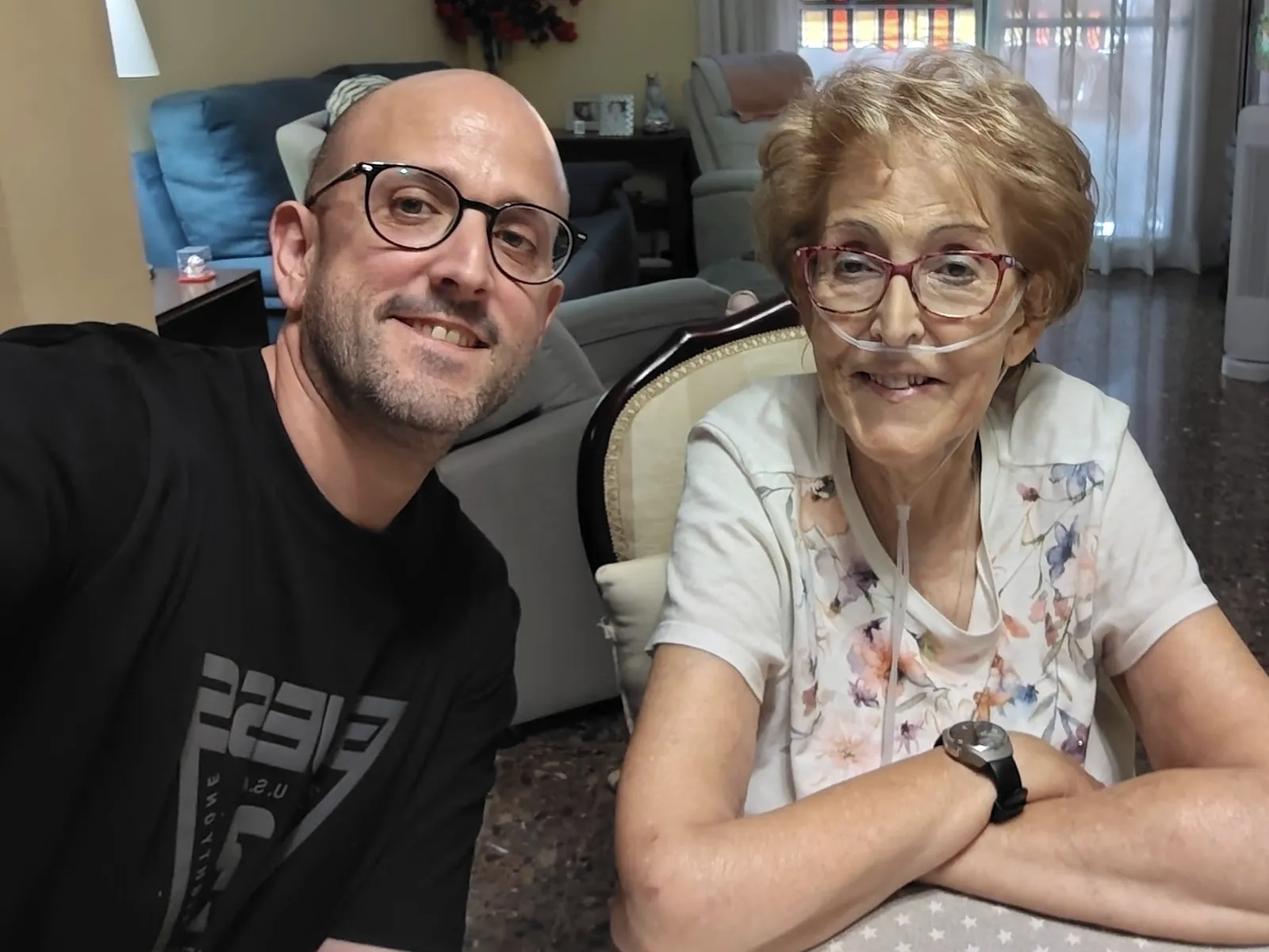 Víctor y su madre, Claudette, sentados a la mesa en casa, sonriendo